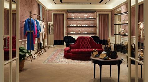 gucci napoli foto bambino|Gucci returns to Naples with a new store .